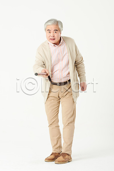 분노 60대 남자 노년 노인남자한명만 한국인 한명 JPG 앞모습 포토 건강 건강관리 관리 서기 스튜디오촬영 실내 실버라이프 전신 지팡이 할아버지 흰배경 흰색