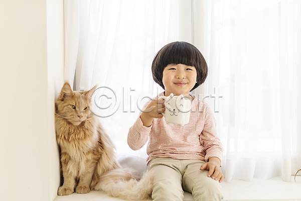 즐거움 남자 소년한명만 어린이 한국인 한명 JPG 앞모습 포토 고양이 들기 머그컵 메인쿤 미소(표정) 반려 반려동물 반려묘 상반신 실내 앉기 한마리