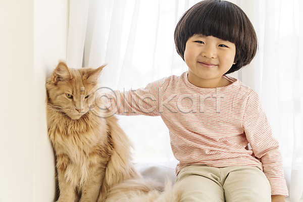 즐거움 남자 소년한명만 어린이 한국인 한명 JPG 앞모습 포토 고양이 메인쿤 미소(표정) 반려 반려동물 반려묘 상반신 실내 쓰다듬기 앉기 한마리
