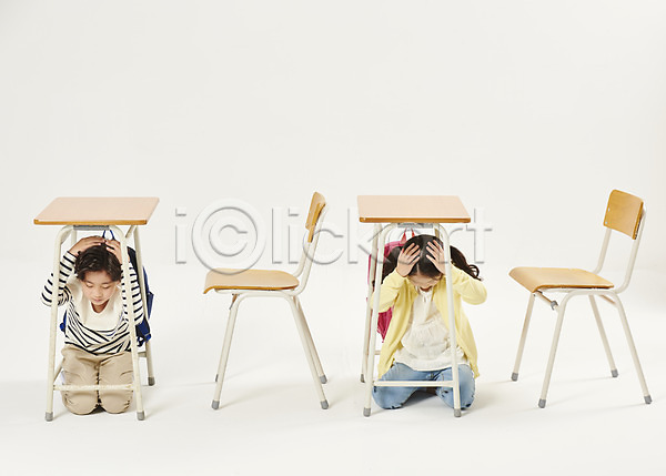남자 두명 어린이 어린이만 여자 초등학생 한국인 JPG 앞모습 포토 교육 누끼 스쿨라이프 스쿨팩 스튜디오촬영 실내 안전교육 안전수칙 앉기 어린이라이프 에듀 에듀케이션 예방 전신 지진 책가방 화재 흰배경