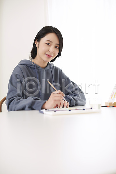 30대 성인 성인여자한명만 여자 한국인 한명 JPG 앞모습 포토 그리기 그림 물감 미소(표정) 미술 상반신 수채화(물감) 실내 앉기 원데이클래스 취미 팔레트