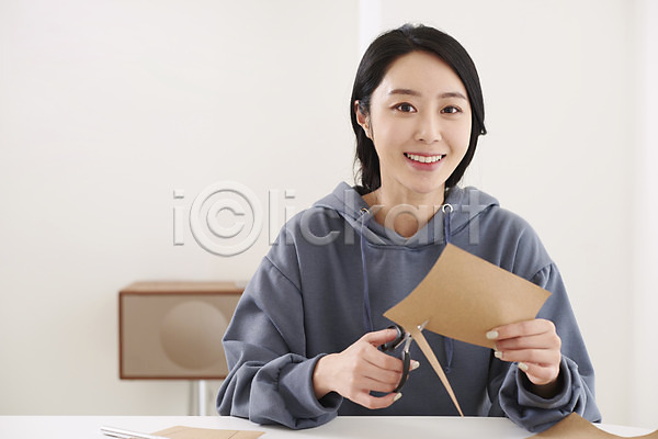 30대 성인 성인여자한명만 여자 한국인 한명 JPG 앞모습 포토 가위(도구) 건강 도안 마스크 만들기 미소(표정) 상반신 실내 앉기 원데이클래스 자르기 취미 환경