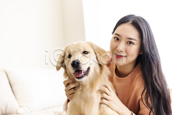 즐거움 화목 20대 성인 성인여자한명만 여자 한국인 한명 JPG 앞모습 포토 강아지 골든리트리버 교감 미소(표정) 반려 반려견 반려동물 상반신 실내 쓰다듬기 엎드리기 침대 펫팸족 한마리