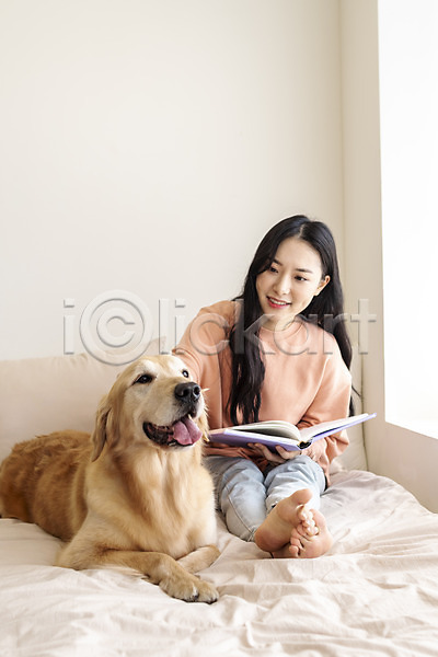 즐거움 화목 20대 성인 성인여자한명만 여자 한국인 한명 JPG 앞모습 포토 강아지 골든리트리버 독서 미소(표정) 반려 반려견 반려동물 실내 쓰다듬기 앉기 전신 책 침대 펫팸족 한마리