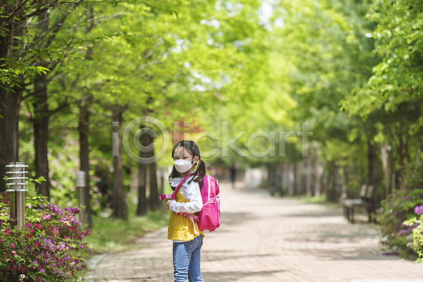 소녀한명만 어린이 여자 한국인 한명 JPG 뒷모습 포토 뒤돌아보기 등교 등하교 마스크 미세먼지 상반신 숲길 스쿨존 안전 야외 주간 하교