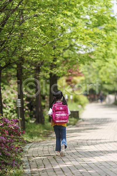 소녀한명만 어린이 여자 한국인 한명 JPG 뒷모습 포토 걷기 등교 등하교 마스크 미세먼지 숲길 스쿨존 안전 야외 전신 주간 하교