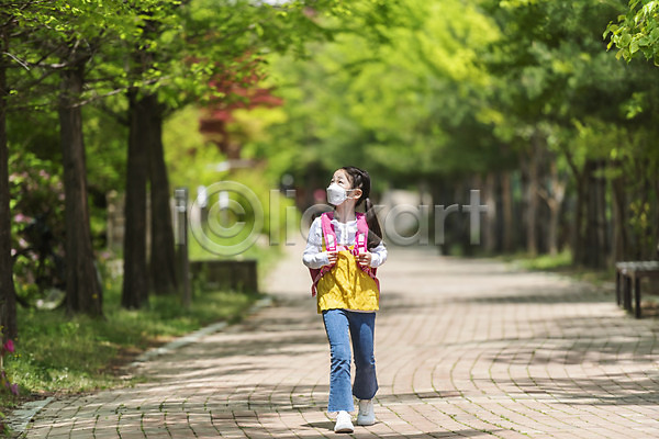 소녀한명만 어린이 여자 한국인 한명 JPG 앞모습 포토 걷기 등교 등하교 마스크 미세먼지 숲길 스쿨존 안전 야외 전신 주간 하교