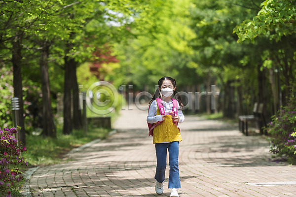 소녀한명만 어린이 여자 한국인 한명 JPG 앞모습 포토 걷기 등교 등하교 마스크 미세먼지 숲길 스쿨존 안전 야외 전신 주간 하교