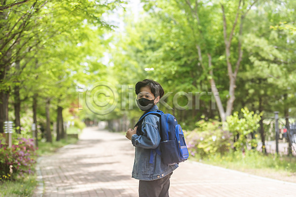 남자 소년한명만 어린이 한국인 한명 JPG 뒷모습 포토 뒤돌아보기 등교 등하교 마스크 미세먼지 상반신 숲길 스쿨존 안전 야외 주간 하교