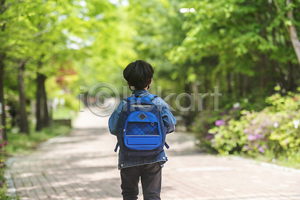 남자 소년한명만 어린이 한국인 한명 JPG 뒷모습 포토 걷기 등교 등하교 마스크 미세먼지 상반신 숲길 스쿨존 안전 야외 주간 하교