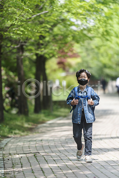 남자 소년한명만 어린이 한국인 한명 JPG 앞모습 포토 걷기 등교 등하교 마스크 미세먼지 숲길 스쿨존 안전 야외 전신 주간 하교