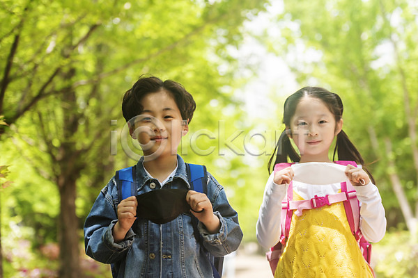 남자 두명 어린이 어린이만 여자 한국인 JPG 앞모습 포토 노마스크 들기 등교 등하교 마스크 미세먼지 상반신 숲길 스쿨존 안전 야외 주간 친구 하교