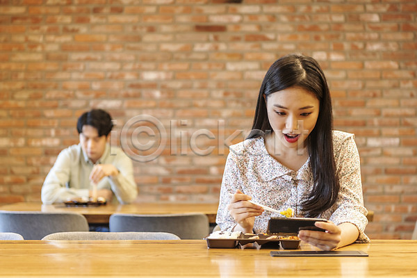 사회이슈 20대 남자 두명 성인 성인만 여자 한국인 JPG 앞모습 포토 델타변이바이러스 도시락 들기 비말감염 비즈니스 비즈니스맨 비즈니스우먼 사회적거리두기 상반신 스마트폰 식사 실내 앉기 창업 코로나바이러스