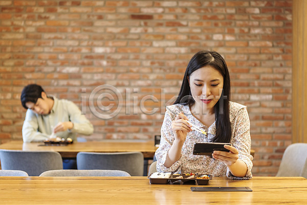 사회이슈 20대 남자 두명 성인 성인만 여자 한국인 JPG 앞모습 포토 델타변이바이러스 도시락 들기 비말감염 비즈니스 비즈니스맨 비즈니스우먼 사회적거리두기 상반신 스마트폰 식사 실내 앉기 창업 코로나바이러스