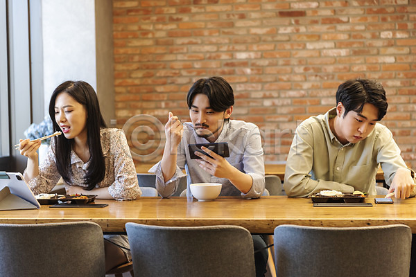 사회이슈 20대 30대 남자 성인 성인만 세명 여자 한국인 JPG 앞모습 포토 들기 비말감염 비즈니스 비즈니스맨 비즈니스우먼 사회적거리두기 상반신 스마트폰 식사 실내 앉기 창업 코로나바이러스