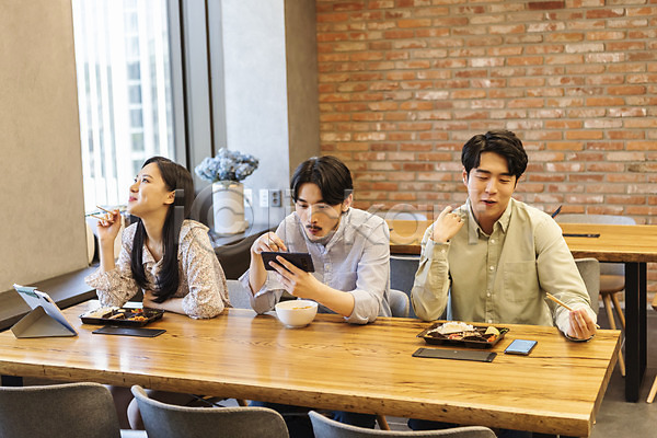 사회이슈 20대 30대 남자 성인 성인만 세명 여자 한국인 JPG 앞모습 포토 들기 비말감염 비즈니스 비즈니스맨 비즈니스우먼 사회적거리두기 상반신 스마트폰 식사 실내 앉기 창업 코로나바이러스