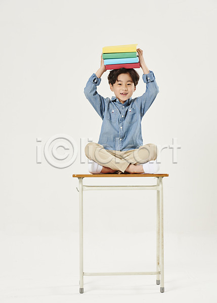 남자 소년 소년한명만 어린이 초등학생 한국인 한명 JPG 앞모습 포토 개학 교육 머리위 미소(표정) 스쿨라이프 스쿨팩 스튜디오촬영 실내 앉기 어린이교육 어린이라이프 에듀 에듀케이션 전신 책 책상 학교 흰배경 흰색