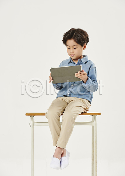 남자 소년 소년한명만 어린이 초등학생 한국인 한명 JPG 앞모습 포토 개학 교육 들기 스쿨라이프 스쿨팩 스튜디오촬영 실내 앉기 어린이교육 어린이라이프 에듀 에듀케이션 전신 책상 태블릿 학교 흰배경 흰색