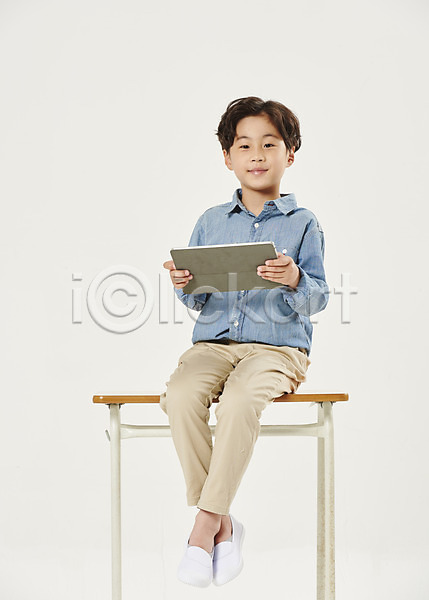 남자 소년 소년한명만 어린이 초등학생 한국인 한명 JPG 앞모습 포토 개학 교육 들기 미소(표정) 스쿨라이프 스쿨팩 스튜디오촬영 실내 앉기 어린이교육 어린이라이프 에듀 에듀케이션 전신 책상 태블릿 학교 흰배경 흰색