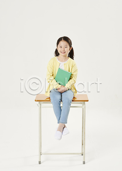 소녀(어린이) 소녀한명만 어린이 여자 초등학생 한국인 한명 JPG 앞모습 포토 개학 교육 미소(표정) 스쿨라이프 스쿨팩 스튜디오촬영 실내 앉기 어린이교육 어린이라이프 에듀 에듀케이션 전신 책 책상 학교 흰배경 흰색