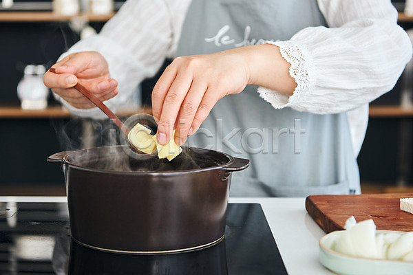 40대 여자 중년 중년여자한명만 한국인 한명 JPG 앞모습 포토 감자 냄비 된장찌개 상반신 손 식재료 실내 앞치마 요리 재료 주방