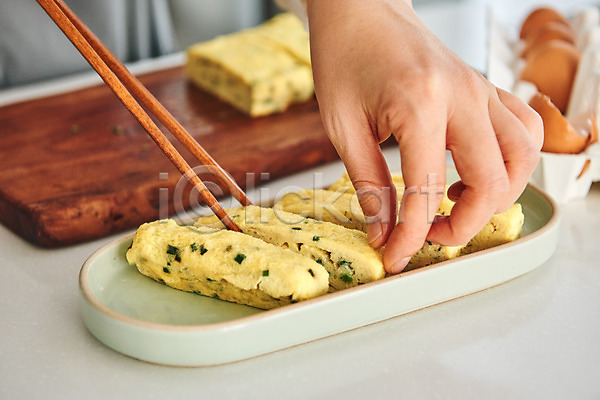 40대 신체부위 여자 중년 중년여자한명만 한국인 한명 JPG 근접촬영 포토 계란 계란말이 도마 반찬 손 식재료 실내 앞치마 요리 재료 접시 주방 칼