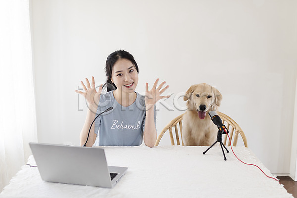 즐거움 20대 성인 성인여자한명만 여자 한국인 한명 JPG 앞모습 포토 강아지 거실 골든리트리버 노트북 마이크 반려 반려견 반려동물 상반신 손인사 앉기 유튜버 인사 크리에이터 탁자 펫팸족 한마리