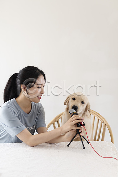 즐거움 20대 성인 성인여자한명만 여자 한국인 한명 JPG 앞모습 포토 강아지 골든리트리버 마이크 반려 반려견 반려동물 상반신 앉기 유튜버 잡기 크리에이터 탁자 펫팸족 한마리