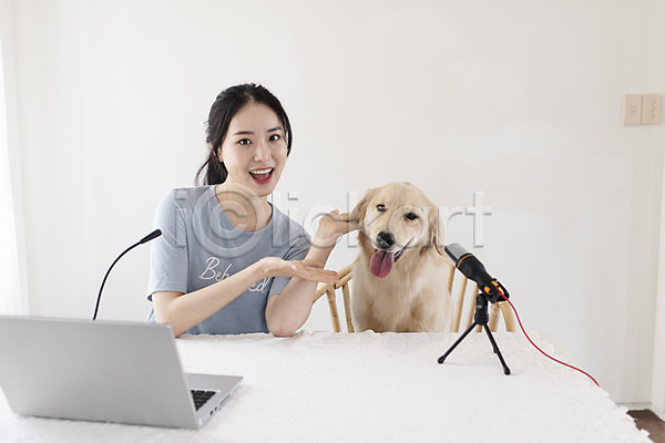 즐거움 20대 성인 성인여자한명만 여자 한국인 한명 JPG 앞모습 포토 강아지 골든리트리버 노트북 마이크 반려 반려견 반려동물 상반신 안내 앉기 웃음 유튜버 크리에이터 탁자 펫팸족 한마리