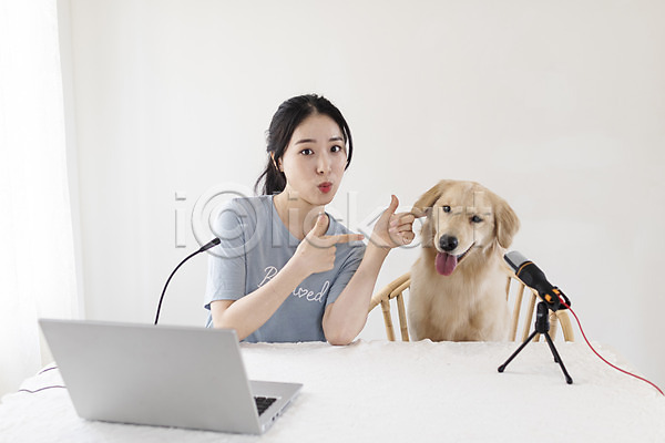 즐거움 20대 성인 성인여자한명만 여자 한국인 한명 JPG 앞모습 포토 강아지 골든리트리버 노트북 마이크 반려 반려견 반려동물 상반신 안내 앉기 유튜버 크리에이터 탁자 펫팸족 한마리