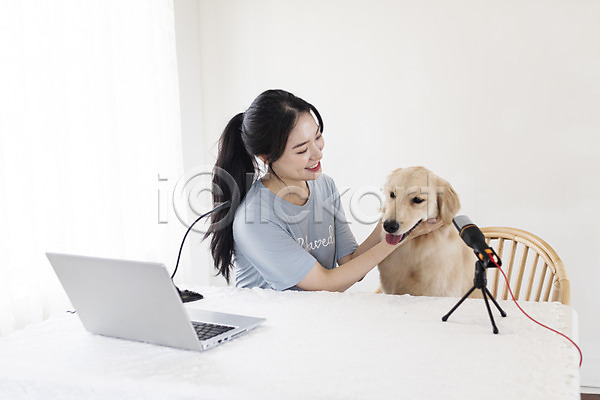 즐거움 20대 성인 성인여자한명만 여자 한국인 한명 JPG 앞모습 포토 강아지 골든리트리버 노트북 마이크 반려 반려견 반려동물 상반신 쓰다듬기 앉기 웃음 유튜버 크리에이터 탁자 펫팸족 한마리