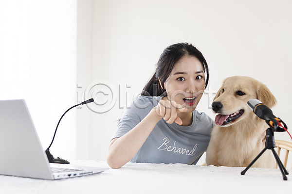 즐거움 20대 성인 성인여자한명만 여자 한국인 한명 JPG 앞모습 포토 강아지 골든리트리버 노트북 마이크 반려 반려견 반려동물 상반신 앉기 유튜버 크리에이터 탁자 펫팸족 한마리