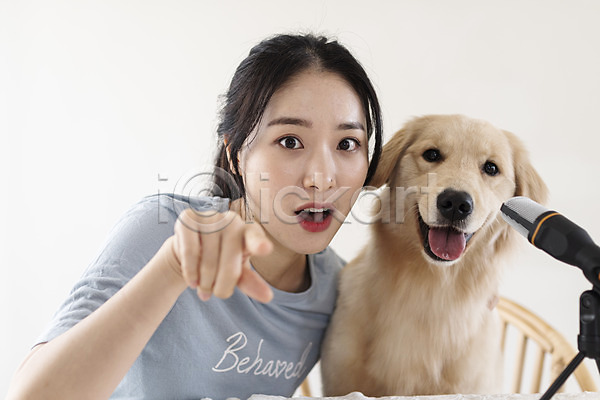 즐거움 20대 성인 성인여자한명만 여자 한국인 한명 JPG 근접촬영 앞모습 포토 강아지 골든리트리버 놀람 반려 반려견 반려동물 상반신 앉기 유튜버 크리에이터 펫팸족 한마리
