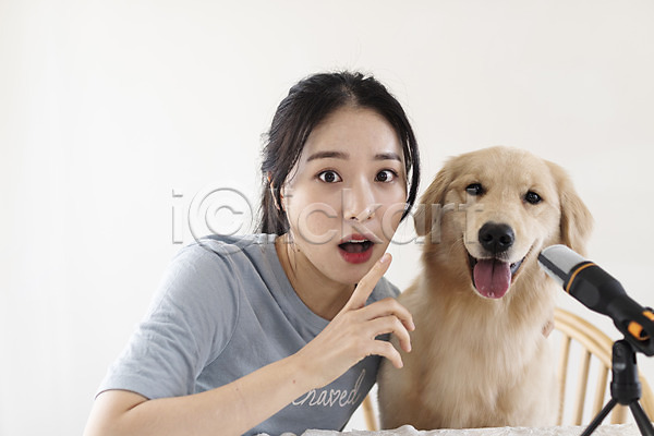 즐거움 20대 성인 성인여자한명만 여자 한국인 한명 JPG 근접촬영 앞모습 포토 강아지 골든리트리버 놀람 반려 반려견 반려동물 상반신 앉기 유튜버 크리에이터 펫팸족 한마리