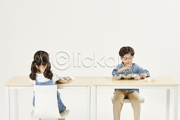 남자 두명 소녀(어린이) 소년 어린이 어린이만 여자 초등학생 한국인 JPG 뒷모습 앞모습 포토 급식 비말감염 사회적거리두기 상반신 스쿨라이프 스튜디오촬영 식사 식판 실내 안전 앉기 어린이라이프 예방 점심 흰배경