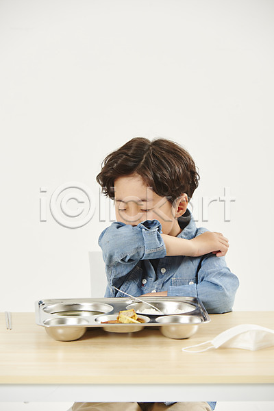 남자 소년 소년한명만 어린이 한국인 한명 JPG 앞모습 포토 급식 기침 비말감염 사회적거리두기 상반신 스쿨라이프 스튜디오촬영 식사 식판 실내 안전 앉기 어린이라이프 예방 입가림 점심 흰배경