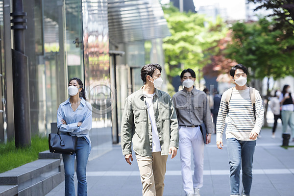 협력 20대 30대 남자 성인 성인만 여러명 여자 한국인 JPG 앞모습 포토 걷기 델타변이바이러스 마스크 비즈니스 상반신 야외 일상 주간 출근