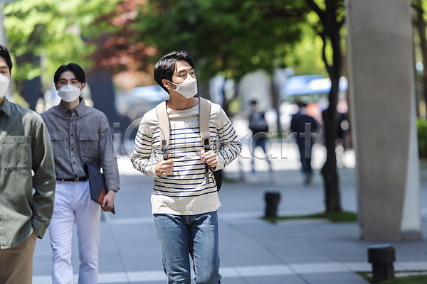 협력 20대 30대 남자 성인 성인남자만 세명 한국인 JPG 앞모습 포토 걷기 델타변이바이러스 마스크 비즈니스 상반신 야외 일상 주간 출근