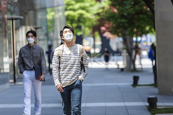 협력 20대 남자 두명 성인 성인남자만 한국인 JPG 앞모습 포토 걷기 델타변이바이러스 마스크 비즈니스 상반신 야외 일상 전신 주간 출근