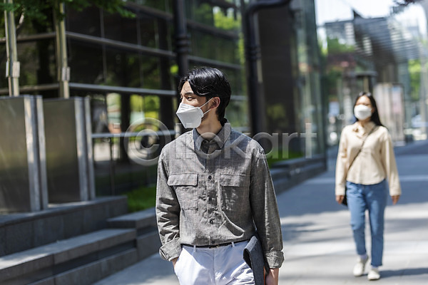 협력 20대 30대 남자 두명 성인 성인만 여자 한국인 JPG 앞모습 포토 걷기 델타변이바이러스 마스크 비즈니스 야외 일상 전신 주간 출근