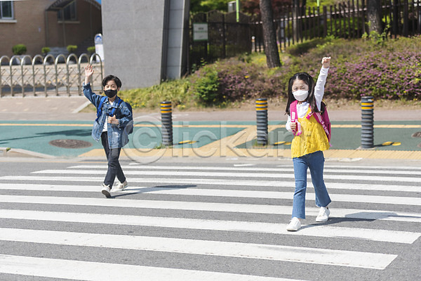 남자 두명 어린이 어린이만 여자 초등학생 한국인 JPG 앞모습 포토 건너기 걷기 등하교 손들기 스쿨존 안전 야외 어린이보호구역 전신 조심 주간 횡단보도