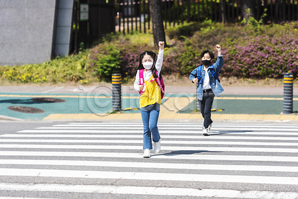 남자 두명 어린이 어린이만 여자 초등학생 한국인 JPG 앞모습 포토 건너기 걷기 등하교 손들기 스쿨존 안전 야외 어린이보호구역 전신 조심 주간 횡단보도