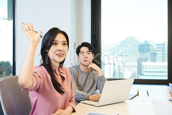 협력 20대 남자 두명 성인 성인만 여자 한국인 JPG 앞모습 옆모습 포토 노트북 비즈니스 비즈니스라이프 비즈니스맨 비즈니스우먼 사무실 상반신 손들기 실내 앉기 업무 직장 질문 창업 회사 회의 회의실