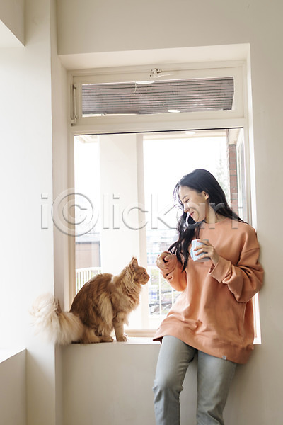 소통 즐거움 화목 20대 성인여자한명만 여자 한국인 한명 JPG 앞모습 포토 걸터앉기 고양이 마주보기 메인쿤 반려 반려동물 반려묘 상반신 실내 응시 창가 커피잔 펫팸족 한마리