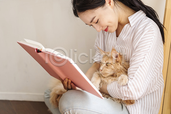 소통 즐거움 화목 20대 성인여자한명만 여자 한국인 한명 JPG 옆모습 포토 고양이 독서 메인쿤 반려 반려동물 반려묘 상반신 실내 안기 앉기 책 펫팸족 한마리