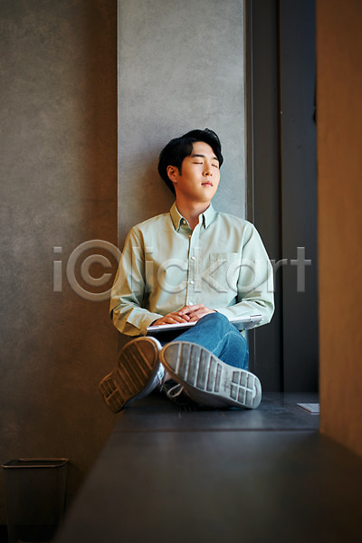 휴식 20대 남자 성인 성인남자한명만 한국인 한명 JPG 앞모습 포토 노트북 눈감음 라운지 비즈니스 비즈니스맨 사무실 실내 앉기 업무 전신 직장 창업 회사