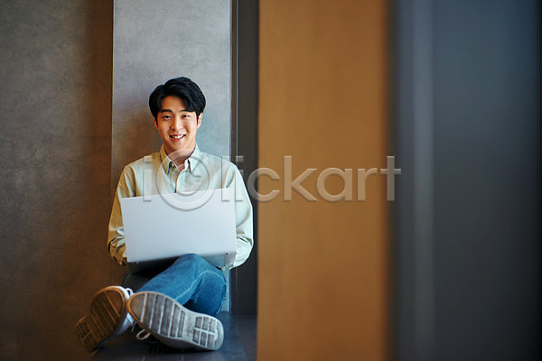 20대 남자 성인 성인남자한명만 한국인 한명 JPG 앞모습 포토 노트북 라운지 미소(표정) 비즈니스 비즈니스맨 사무실 실내 앉기 업무 전신 직장 창업 회사