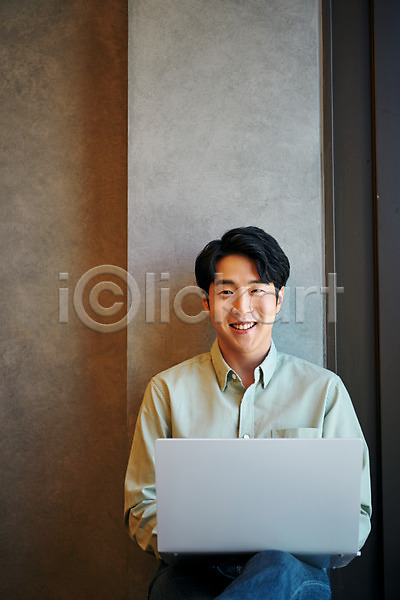 20대 남자 성인 성인남자한명만 한국인 한명 JPG 앞모습 포토 노트북 라운지 미소(표정) 비즈니스 비즈니스맨 사무실 상반신 실내 앉기 업무 직장 창업 회사