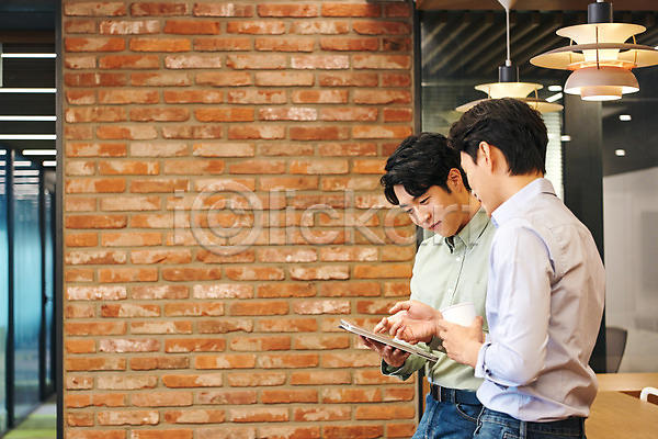 협력 20대 남자 두명 성인 성인남자만 한국인 JPG 옆모습 포토 노트북 들기 라운지 미소(표정) 비즈니스 비즈니스맨 사무실 상반신 서기 실내 업무 직장 창업 커피 태블릿 회사 회의