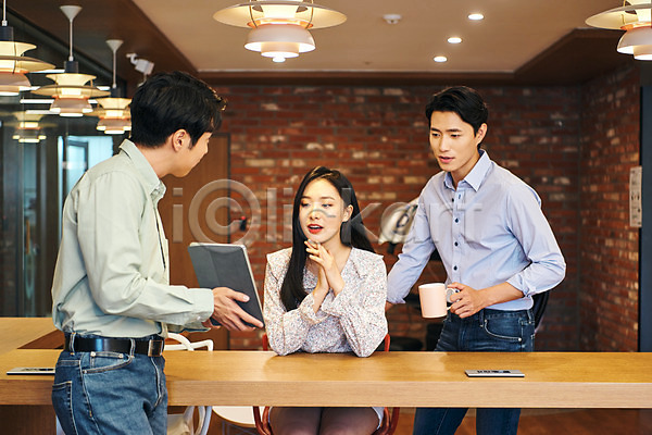 협력 20대 남자 성인 성인만 세명 여자 한국인 JPG 앞모습 옆모습 포토 노트북 들기 라운지 미소(표정) 보여주기 비즈니스 비즈니스맨 비즈니스우먼 사무실 상반신 서기 실내 앉기 업무 응시 직장 창업 태블릿 회사 회의